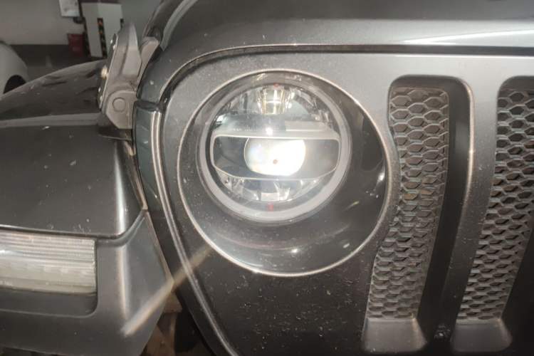 Used Jeep Wrangler 2019 2.0T Sahara Four-Door Version China VI Emission Standard Right Front Headlight