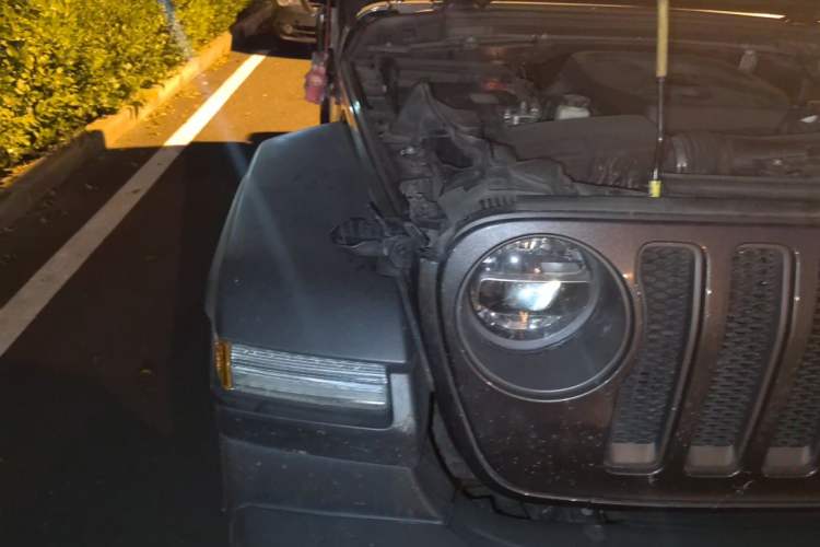 Used Jeep Wrangler 2019 2.0T Rubicon Four-Door Version China VI Emission Standard Right Front Headlight