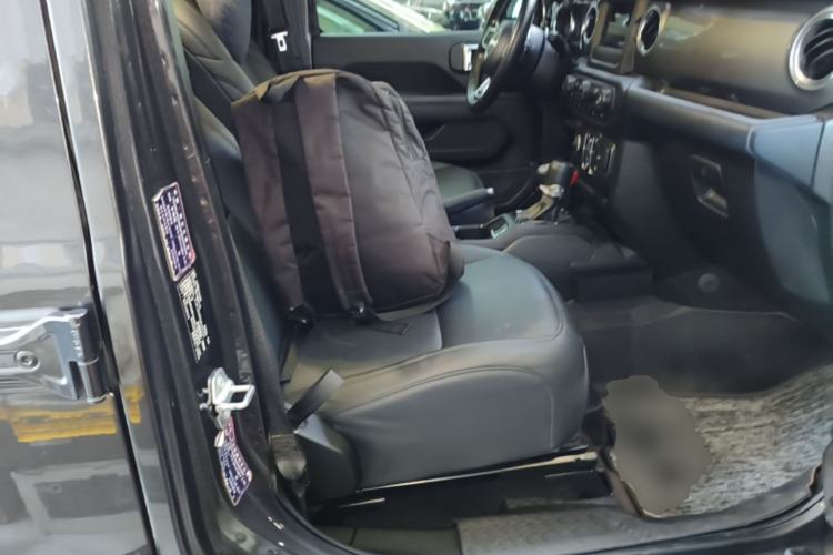 Used Jeep Wrangler 2019 2.0T automatic four-door hardtop parallel imported vehicle Right Front Seat