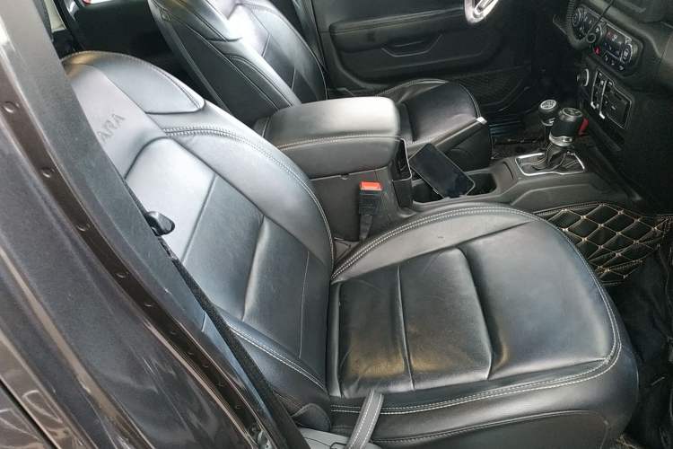Used Jeep Wrangler 2019 2.0T Sahara Four-Door Version China VI Emission Standard Right Front Seat