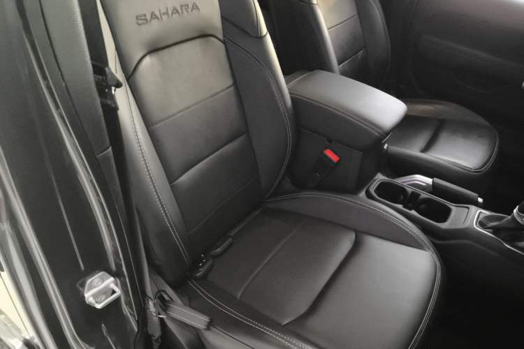 Used Jeep Wrangler 2019 2.0T Sahara Four-Door Version China VI Emission Standard Right Front Seat