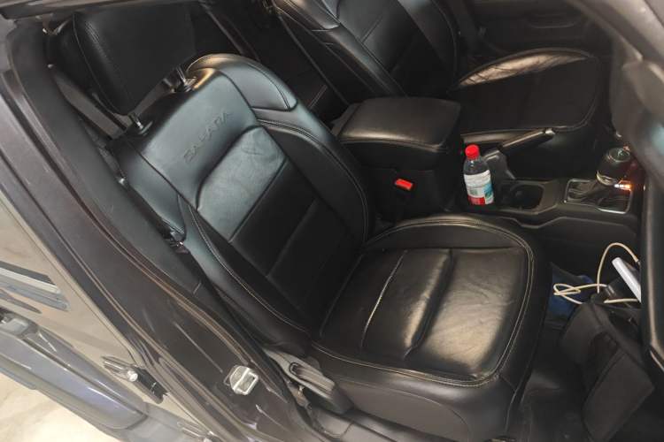 Used Jeep Wrangler 2019 2.0T Sahara Four-Door Brilliant Top Version China VI Emission Standard Right Front Seat