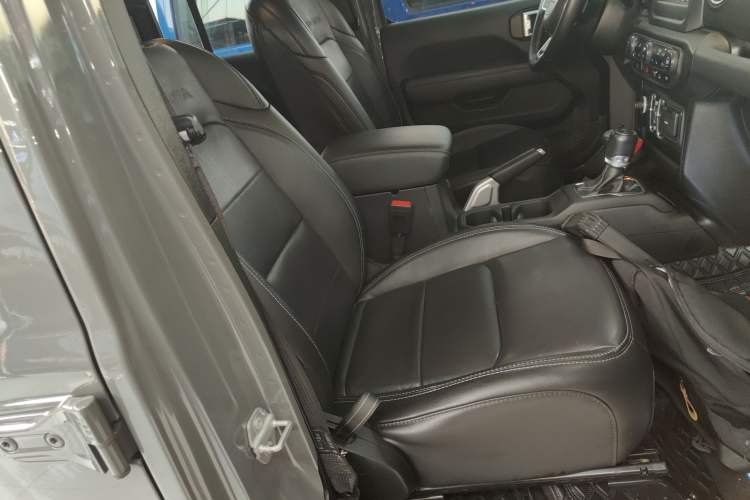 Used Jeep Wrangler 2019 2.0T Sahara Four-Door Version China VI Emission Standard Right Front Seat