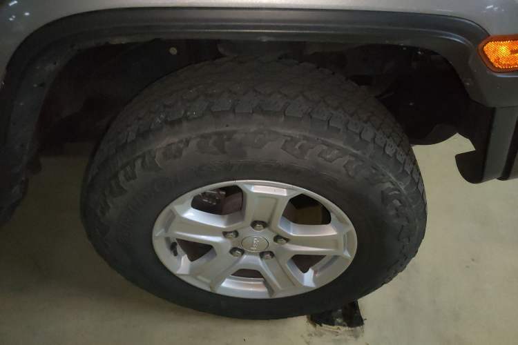 Used Jeep Wrangler 2019 2.0T Sahara 4-Door Version China V Standard Right Front Wheel Hub