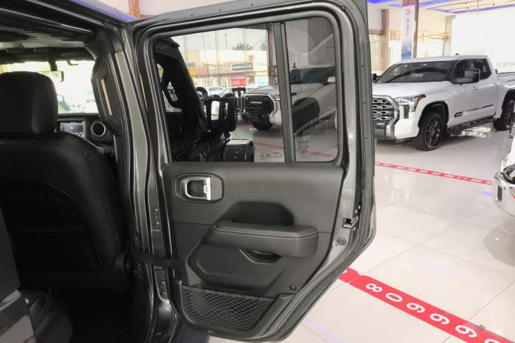 Used Jeep Wrangler 2019 2.0T Sahara Four-Door Version China VI Emission Standard Right Rear Door Interior