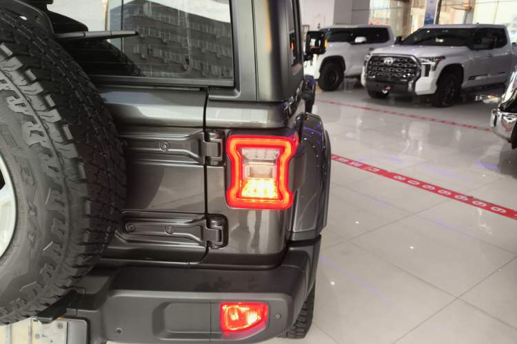 Used Jeep Wrangler 2019 2.0T Sahara Four-Door Version China VI Emission Standard Right Rear Taillight