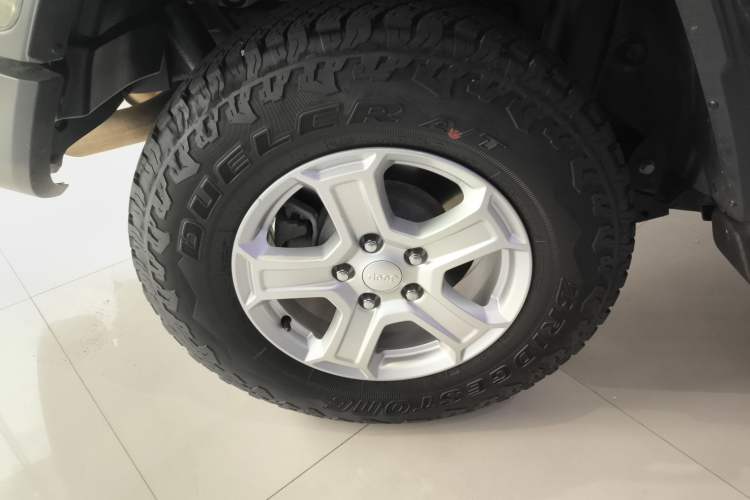 Used Jeep Wrangler 2019 2.0T Sahara Four-Door Version China VI Emission Standard Right Rear Wheel Hub