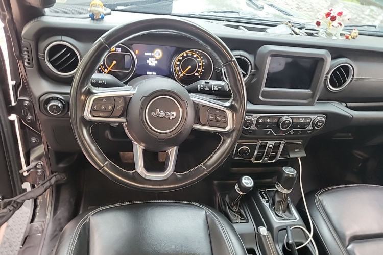 Used Jeep Wrangler 2019 2.0T Sahara Four-Door Version China VI Emission Standard Steering Wheel