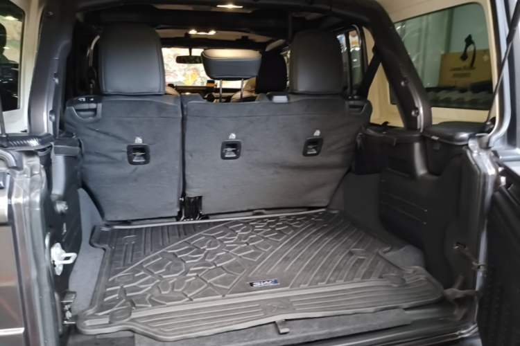 Used Jeep Wrangler 2019 2.0T automatic four-door hardtop parallel imported vehicle Trunk