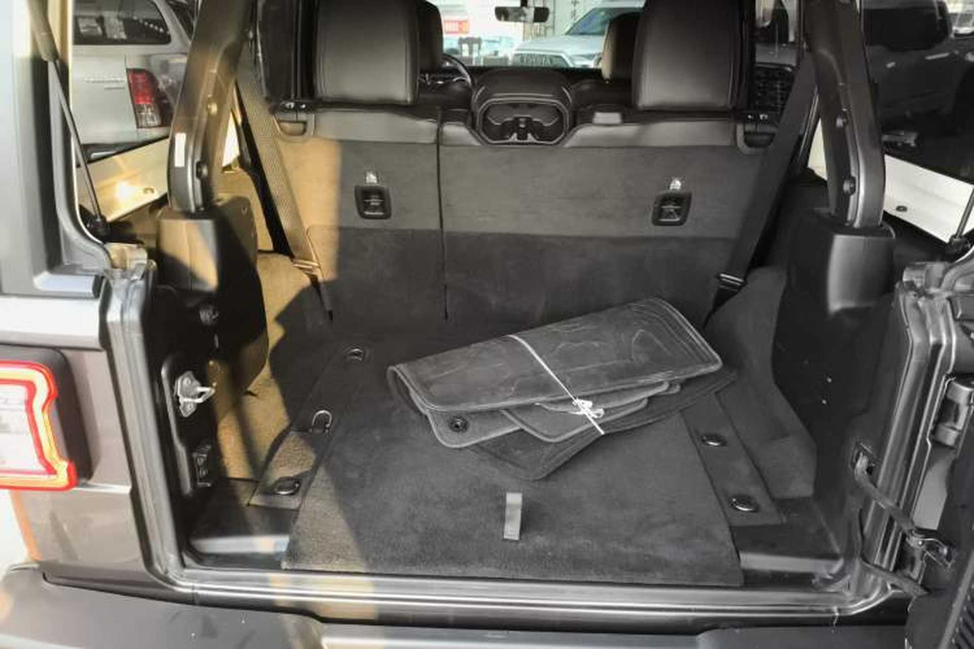 Used Jeep Wrangler 2019 2.0T Sahara Four-Door Version China VI Emission Standard Trunk