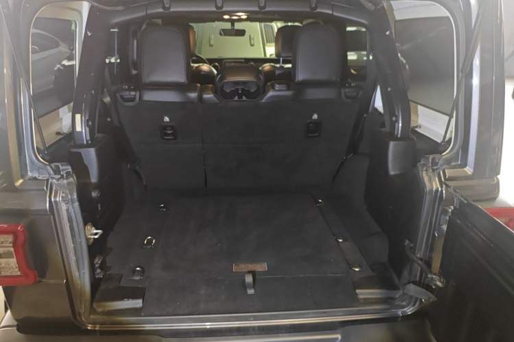 Used Jeep Wrangler 2019 2.0T Sahara Four-Door Brilliant Top Version China VI Emission Standard Trunk