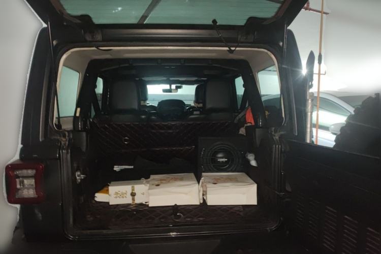 Used Jeep Wrangler 2019 2.0T Sahara Four-Door Version China VI Emission Standard Trunk