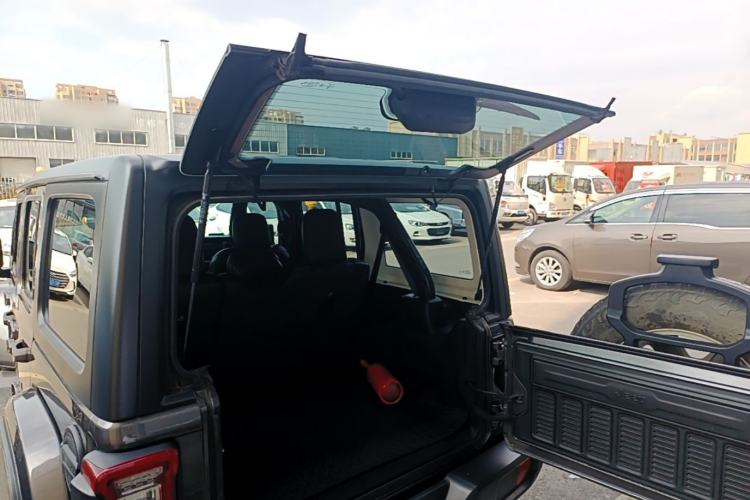 Used Jeep Wrangler 2019 2.0T Sahara Four-Door Version China VI Emission Standard Trunk
