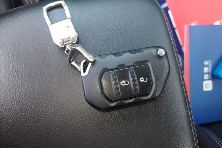 Used Jeep Wrangler 2019 2.0T Sahara Four-Door Version China VI Emission Standard Vehicle Key