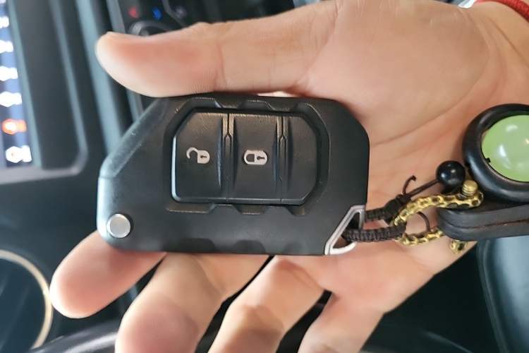 Used Jeep Wrangler 2019 2.0T Sahara Four-Door Version China VI Emission Standard Vehicle Key