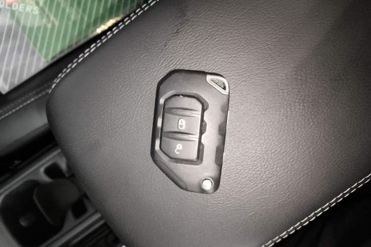 Used Jeep Wrangler 2019 2.0T Sahara Four-Door Version China VI Emission Standard Vehicle Key