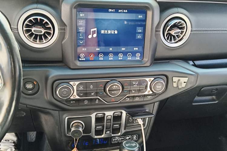 Used Jeep Wrangler 2019 2.0T Sahara Four-Door Version China VI Emission Standard Audio And AC Panel