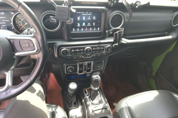 Used Jeep Wrangler 2019 2.0T Sahara Four-Door Version China VI Emission Standard Audio And AC Panel