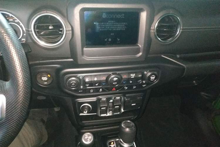 Used Jeep Wrangler 2019 2.0T Sahara Four-Door Version China VI Emission Standard Audio And AC Panel