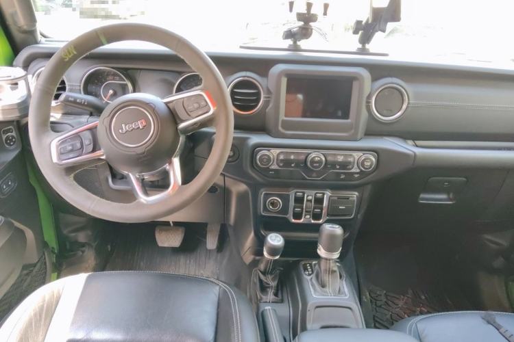 Used Jeep Wrangler 2019 2.0T Sahara 4-Door Version China V Standard Center Console