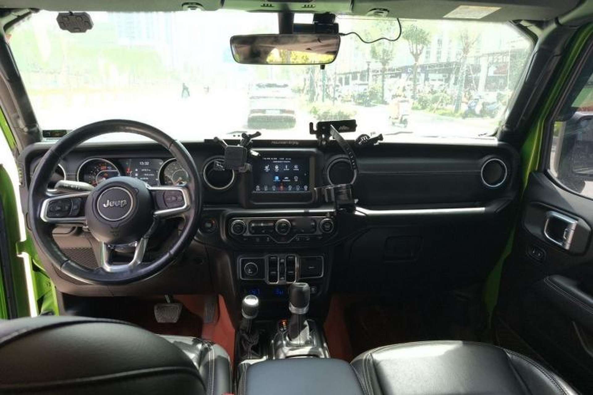 Used Jeep Wrangler 2019 2.0T Sahara Four-Door Version China VI Emission Standard Center Console