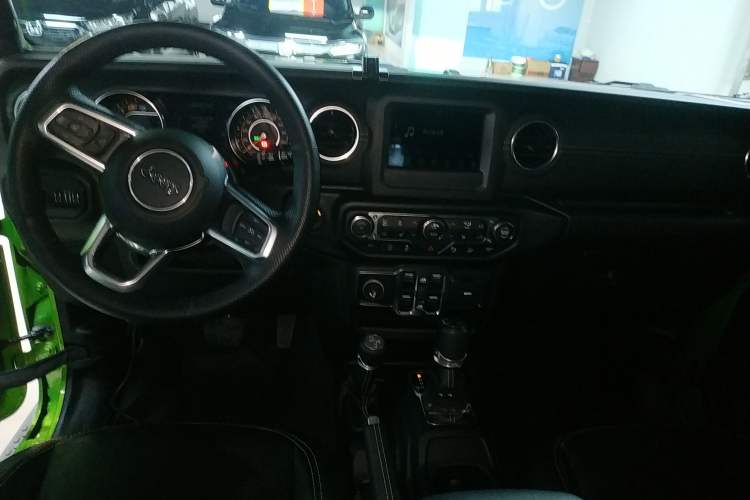Used Jeep Wrangler 2019 2.0T Sahara Four-Door Version China VI Emission Standard Center Console