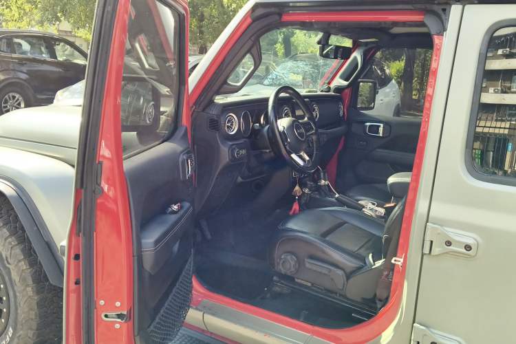 Used Jeep Wrangler 2019 2.0T Sahara Four-Door Version China VI Emission Standard Driver Seat
