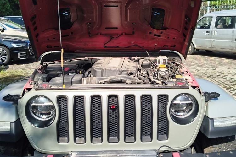 Used Jeep Wrangler 2019 2.0T Sahara Four-Door Version China VI Emission Standard Engine Bay