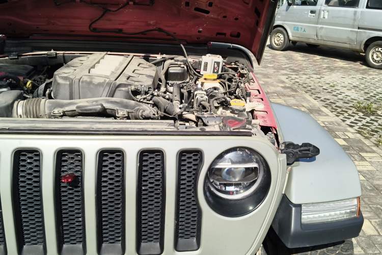 Used Jeep Wrangler 2019 2.0T Sahara Four-Door Version China VI Emission Standard Engine Bay Left