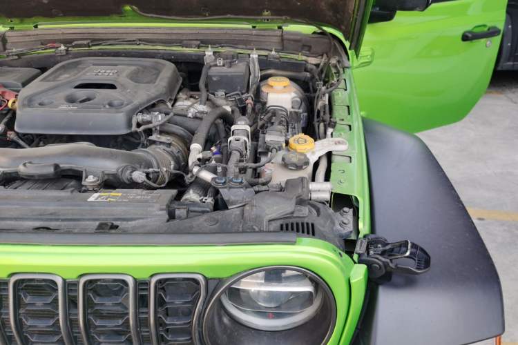 Used Jeep Wrangler 2019 2.0T Rubicon Four-Door Version China VI Emission Standard Engine Bay Left