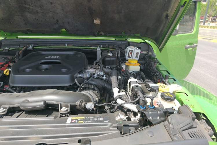 Used Jeep Wrangler 2019 2.0T Sahara Four-Door Version China VI Emission Standard Engine Bay Left