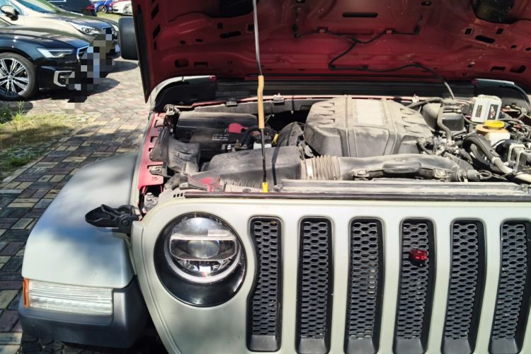 Used Jeep Wrangler 2019 2.0T Sahara Four-Door Version China VI Emission Standard Engine Bay Right