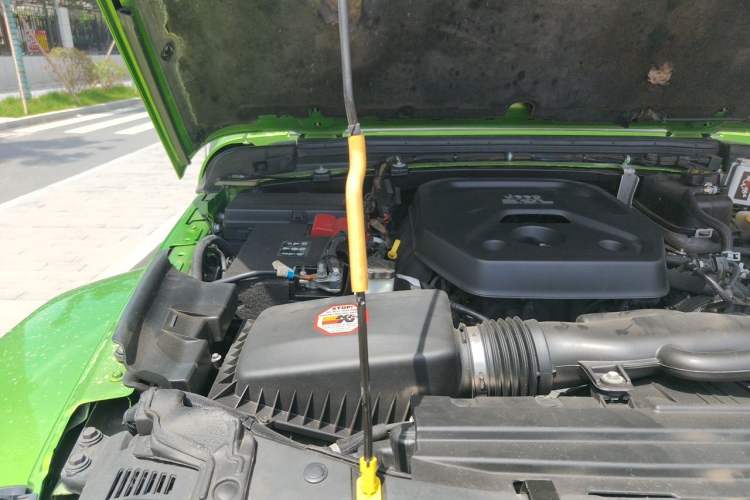 Used Jeep Wrangler 2019 2.0T Sahara Four-Door Version China VI Emission Standard Engine Bay Right