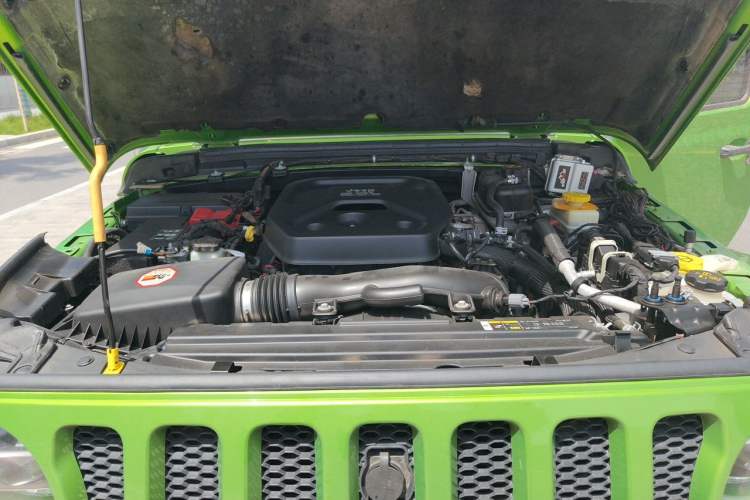 Used Jeep Wrangler 2019 2.0T Sahara Four-Door Version China VI Emission Standard Engine Bay