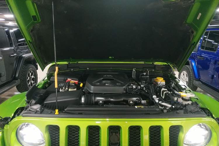 Used Jeep Wrangler 2019 2.0T Sahara Four-Door Version China VI Emission Standard Engine Bay