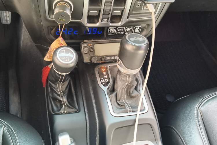 Used Jeep Wrangler 2019 2.0T Sahara Four-Door Version China VI Emission Standard Gear Lever