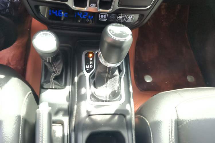 Used Jeep Wrangler 2019 2.0T Sahara Four-Door Version China VI Emission Standard Gear Lever