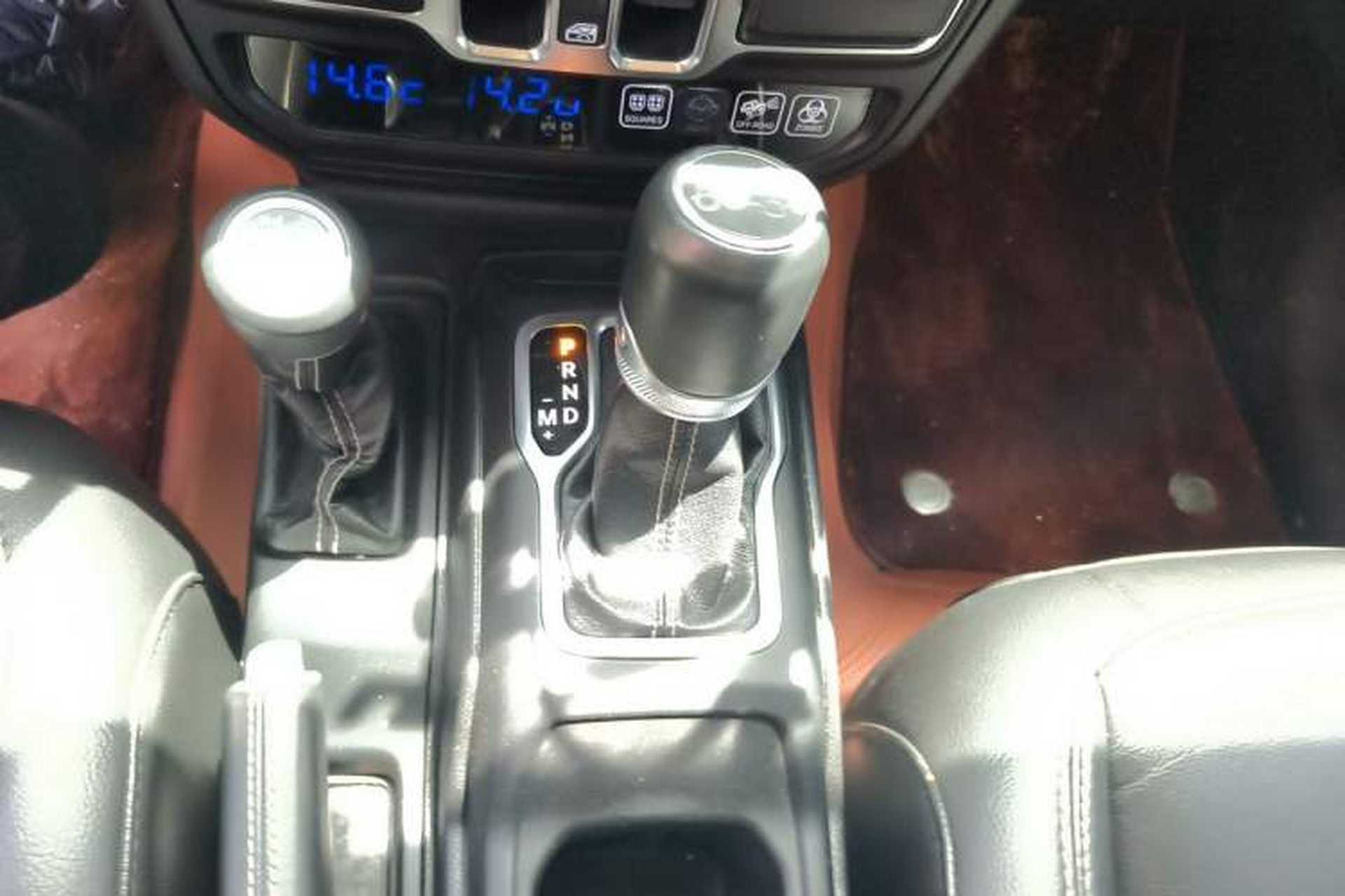 Used Jeep Wrangler 2019 2.0T Sahara Four-Door Version China VI Emission Standard Gear Lever