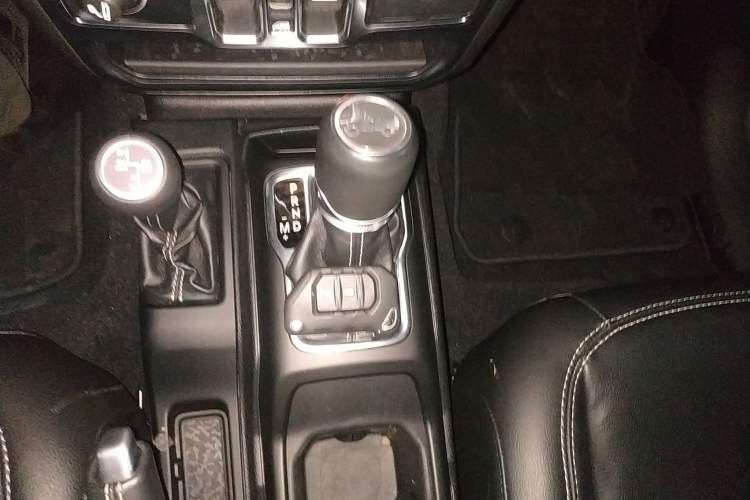 Used Jeep Wrangler 2019 2.0T Sahara Four-Door Version China VI Emission Standard Gear Lever