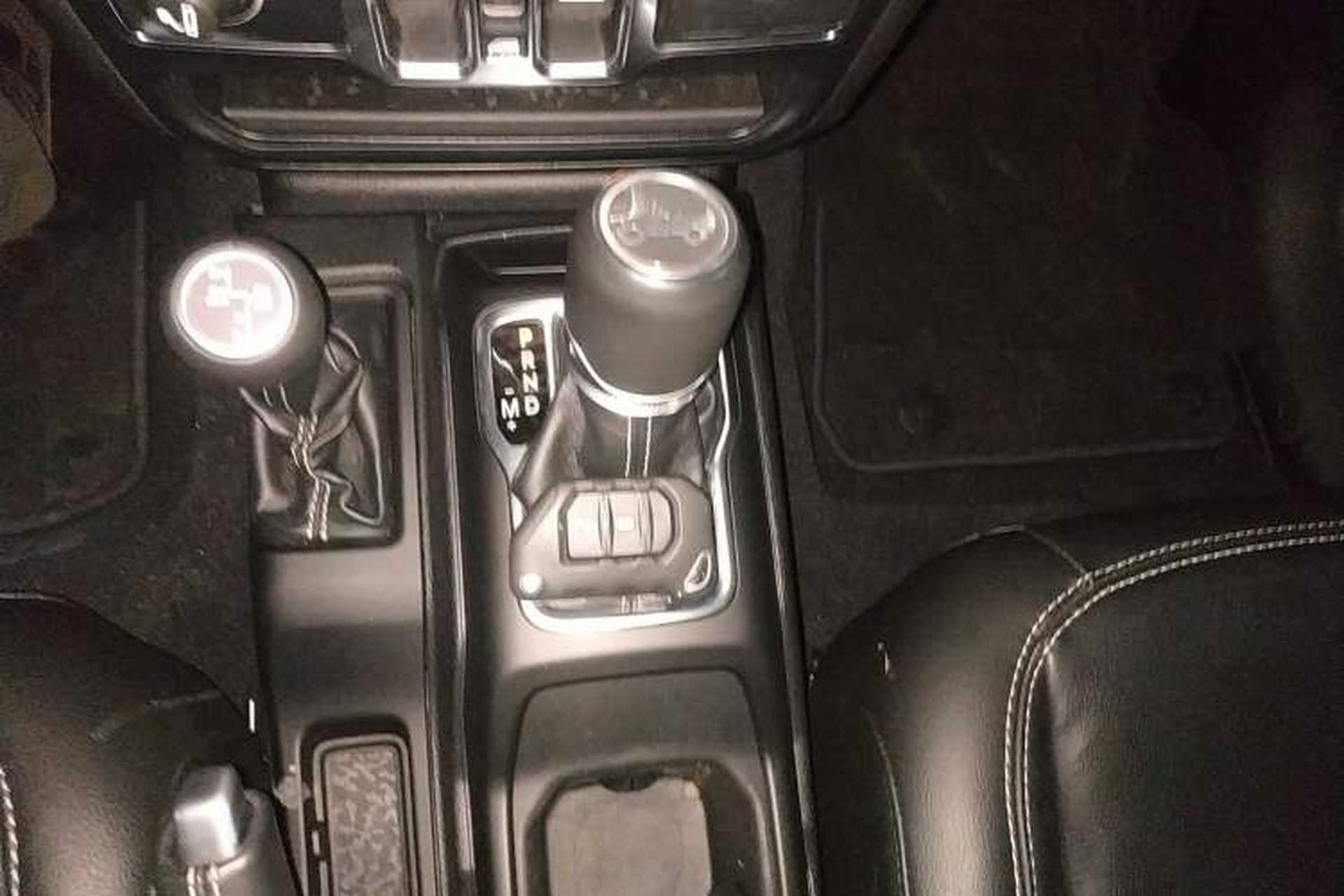 Used Jeep Wrangler 2019 2.0T Sahara Four-Door Version China VI Emission Standard Gear Lever