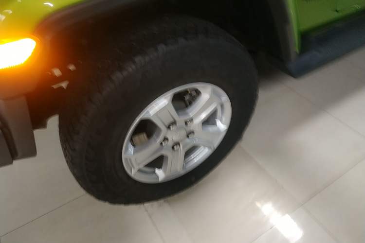 Used Jeep Wrangler 2019 2.0T Sahara Four-Door Version China VI Emission Standard Left Front Wheel Hub