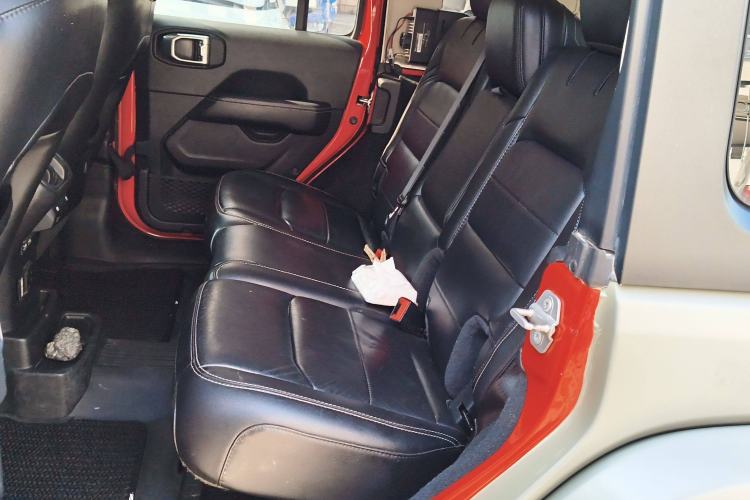 Used Jeep Wrangler 2019 2.0T Sahara Four-Door Version China VI Emission Standard Left Rear Seat