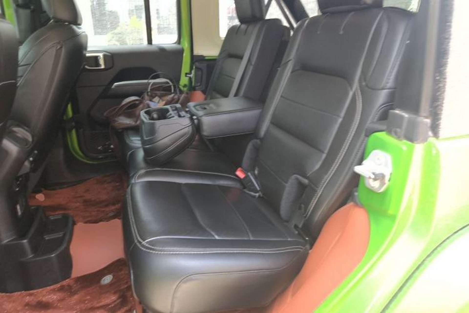 Used Jeep Wrangler 2019 2.0T Sahara Four-Door Version China VI Emission Standard Left Rear Seat
