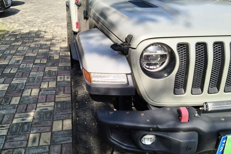 Used Jeep Wrangler 2019 2.0T Sahara Four-Door Version China VI Emission Standard Right Front Headlight