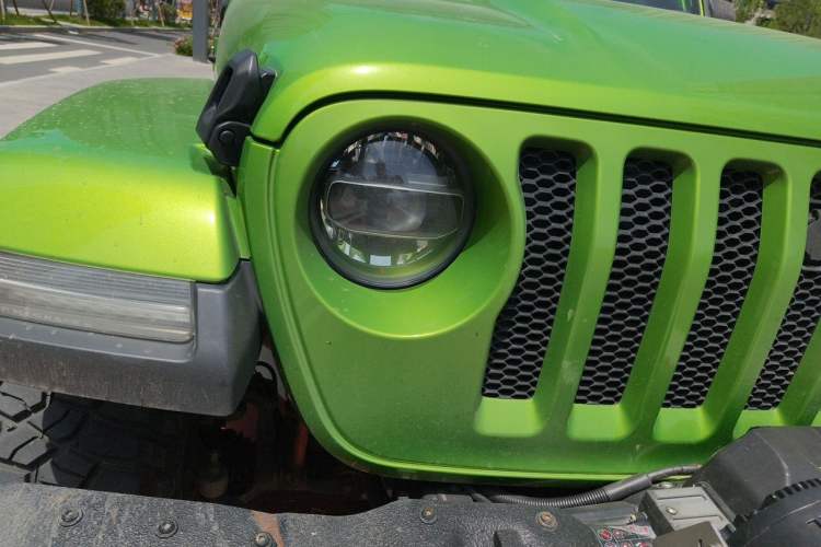 Used Jeep Wrangler 2019 2.0T Sahara Four-Door Version China VI Emission Standard Right Front Headlight