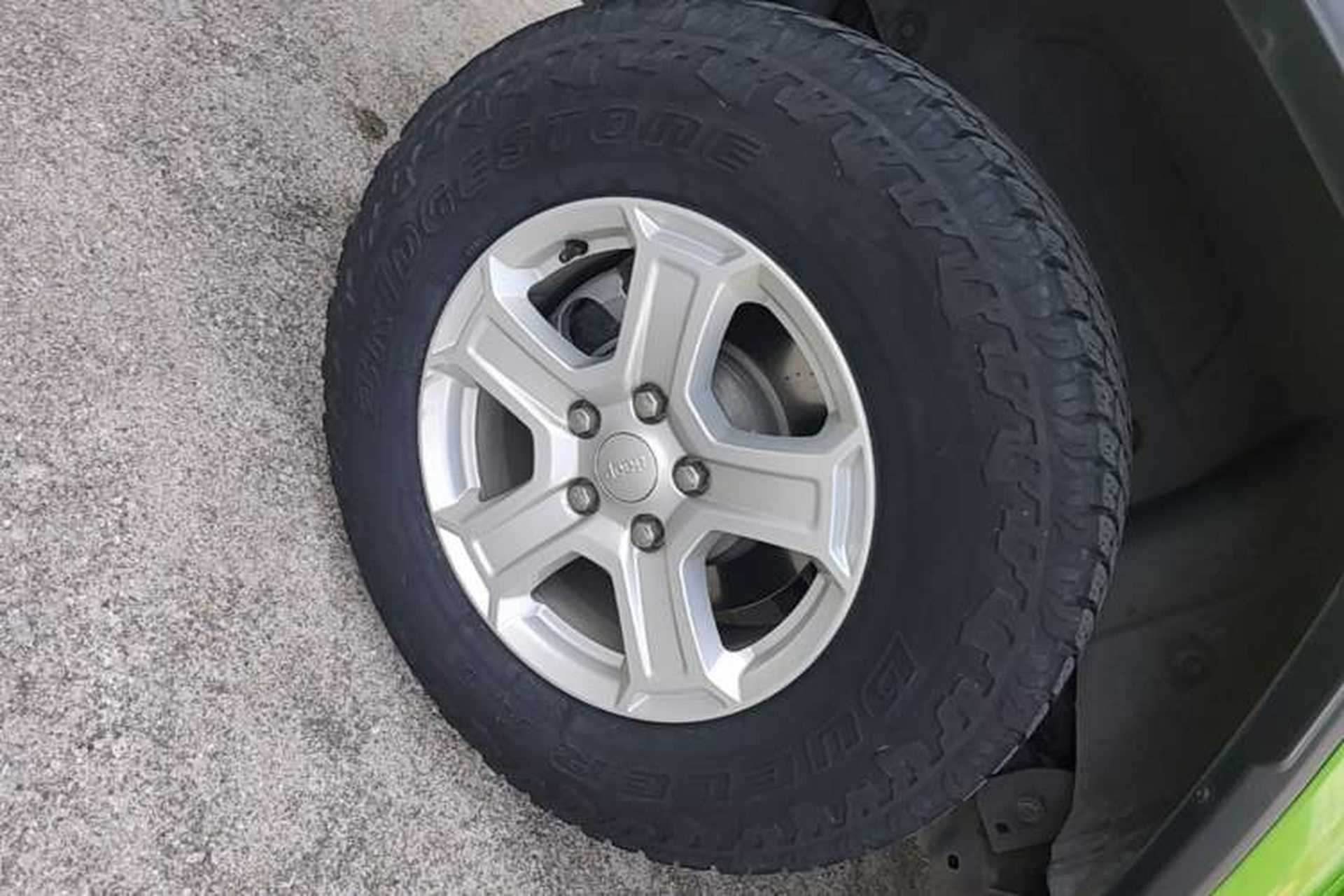 Used Jeep Wrangler 2019 2.0T Sahara Four-Door Version China VI Emission Standard Right Rear Wheel Hub
