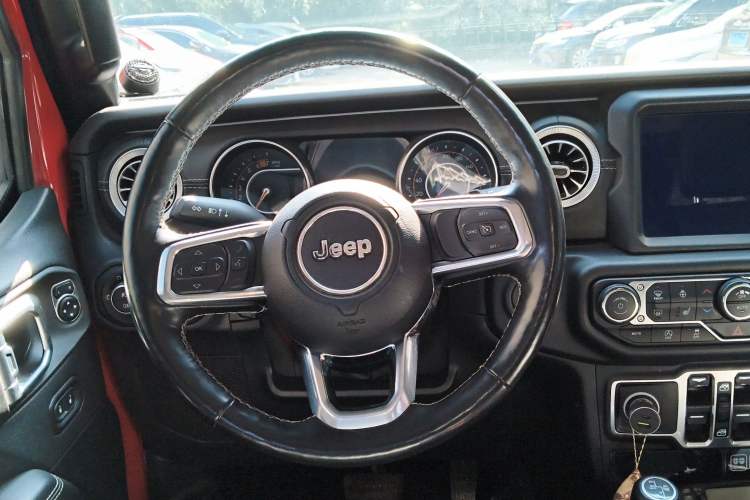 Used Jeep Wrangler 2019 2.0T Sahara Four-Door Version China VI Emission Standard Steering Wheel