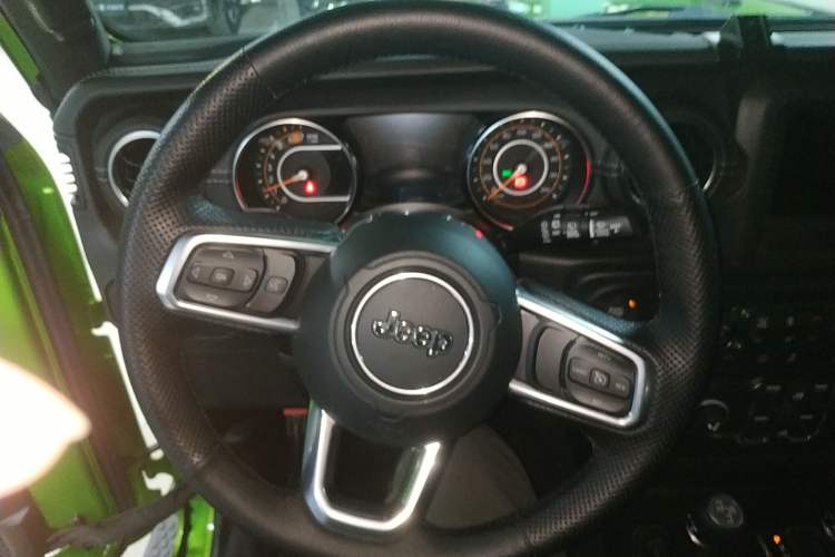Used Jeep Wrangler 2019 2.0T Sahara Four-Door Version China VI Emission Standard Steering Wheel