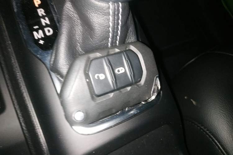 Used Jeep Wrangler 2019 2.0T Sahara Four-Door Version China VI Emission Standard Vehicle Key
