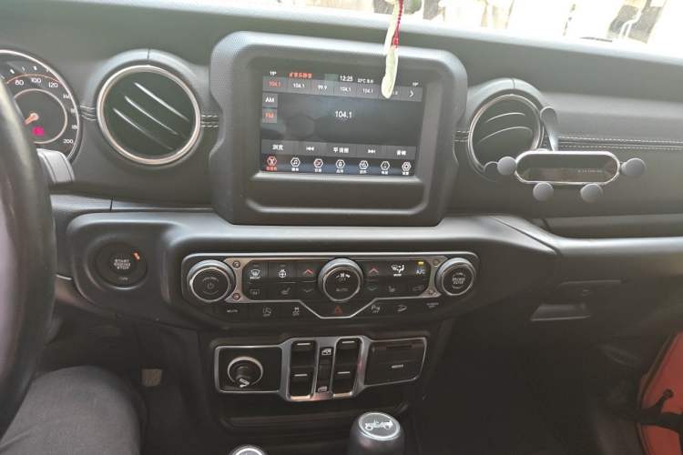 Used Jeep Wrangler 2019 2.0T Sahara Four-Door Electric Convertible Version China V Emission Standard Audio And AC Panel